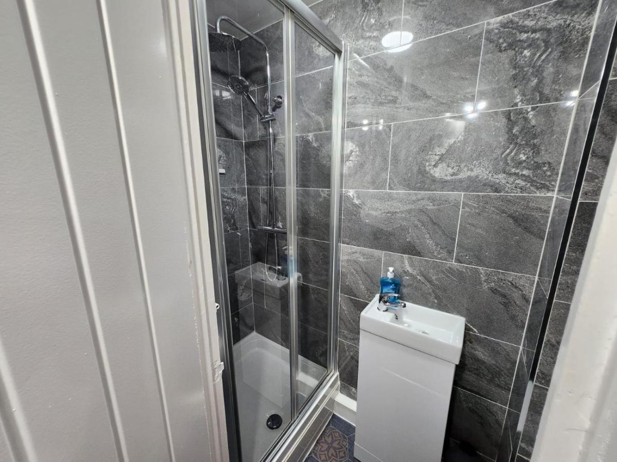 4 Bedroom 2 Bathroom Shared House - Near Bhx And Nec 버밍엄 외부 사진