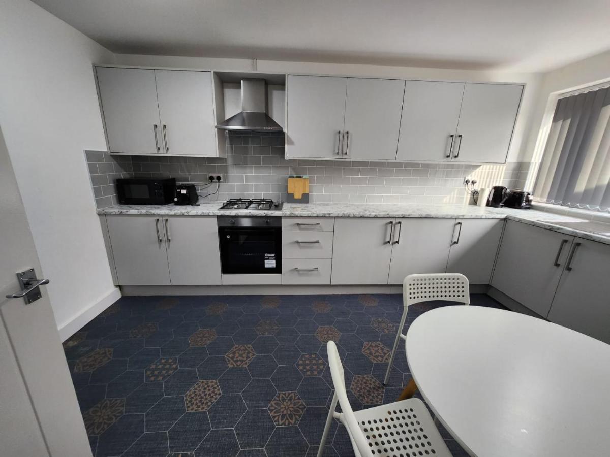 4 Bedroom 2 Bathroom Shared House - Near Bhx And Nec 버밍엄 외부 사진