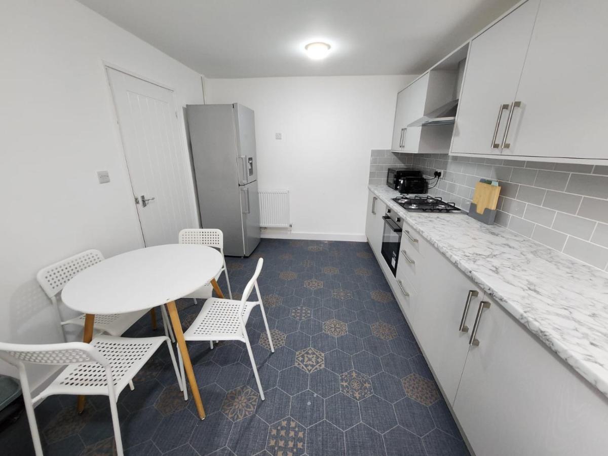 4 Bedroom 2 Bathroom Shared House - Near Bhx And Nec 버밍엄 외부 사진