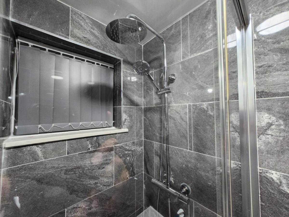 4 Bedroom 2 Bathroom Shared House - Near Bhx And Nec 버밍엄 외부 사진