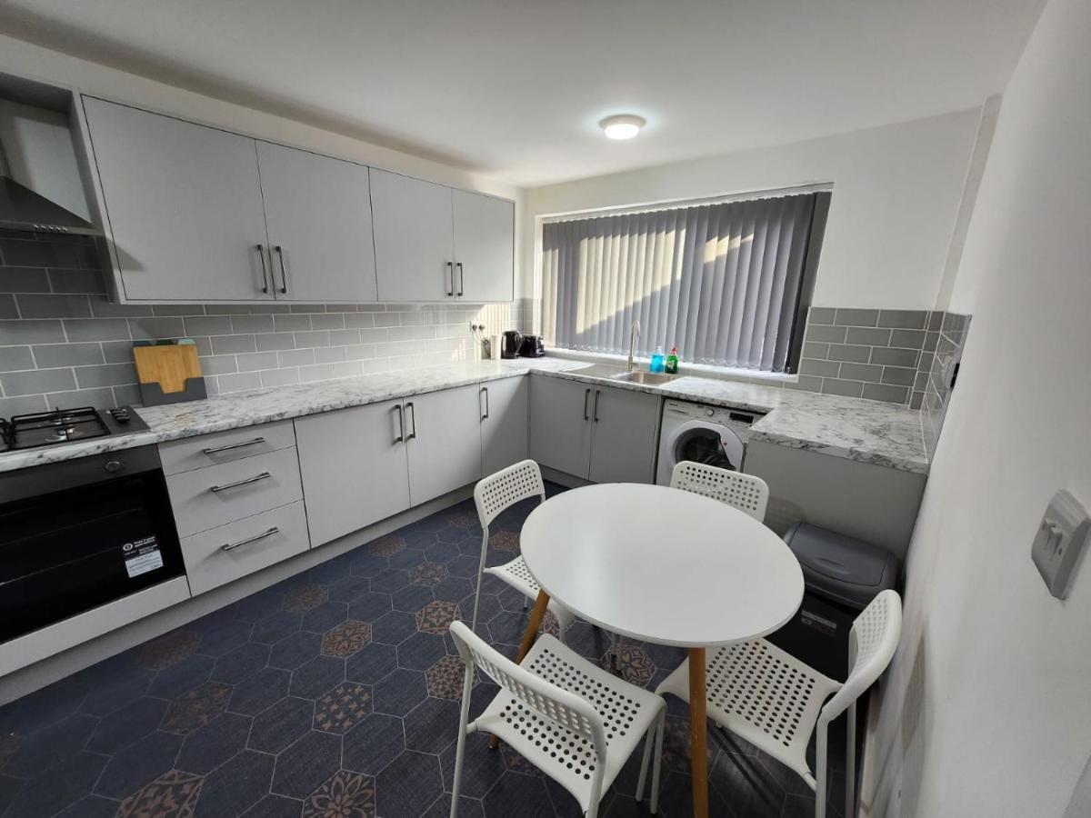 4 Bedroom 2 Bathroom Shared House - Near Bhx And Nec 버밍엄 외부 사진