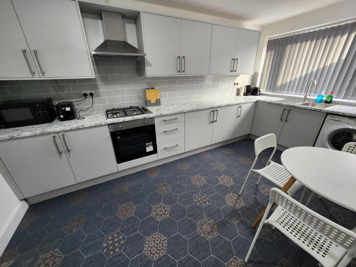 4 Bedroom 2 Bathroom Shared House - Near Bhx And Nec 버밍엄 외부 사진