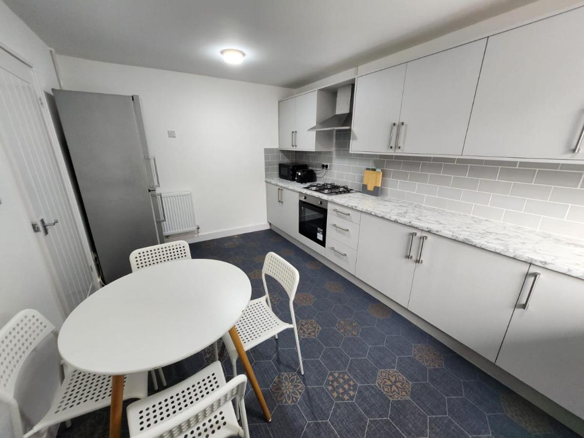 4 Bedroom 2 Bathroom Shared House - Near Bhx And Nec 버밍엄 외부 사진