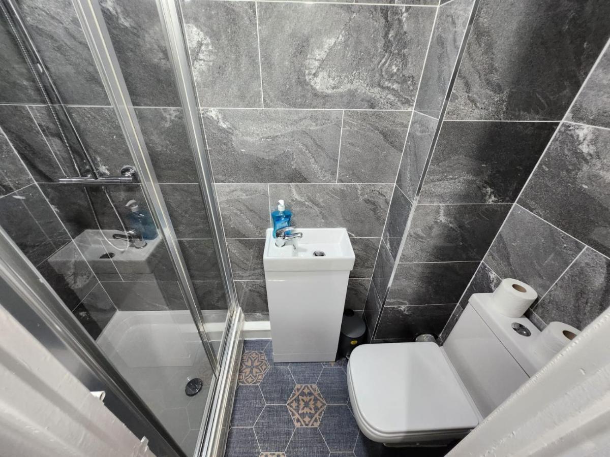 4 Bedroom 2 Bathroom Shared House - Near Bhx And Nec 버밍엄 외부 사진