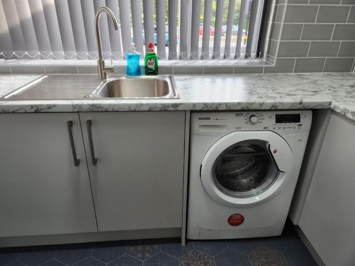 4 Bedroom 2 Bathroom Shared House - Near Bhx And Nec 버밍엄 외부 사진