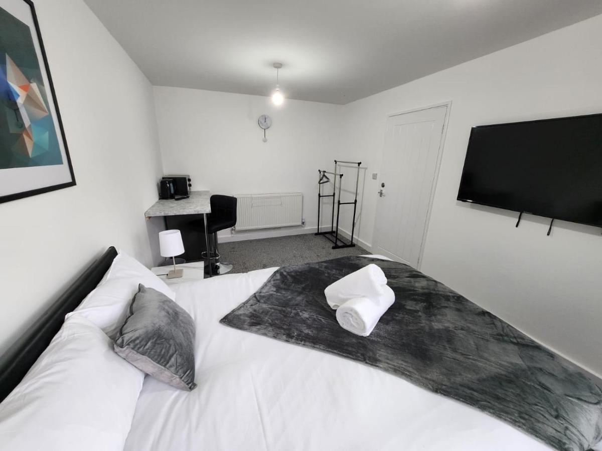 4 Bedroom 2 Bathroom Shared House - Near Bhx And Nec 버밍엄 외부 사진