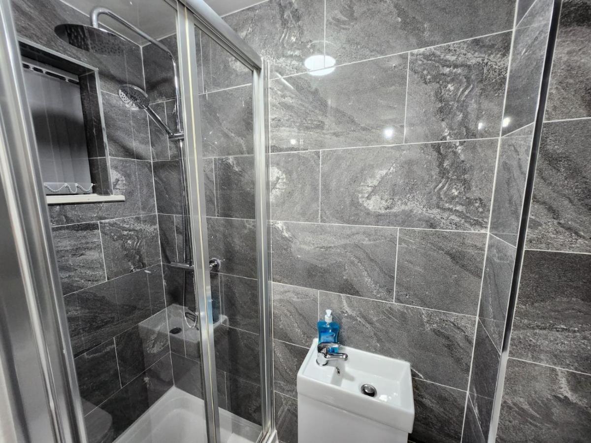 4 Bedroom 2 Bathroom Shared House - Near Bhx And Nec 버밍엄 외부 사진