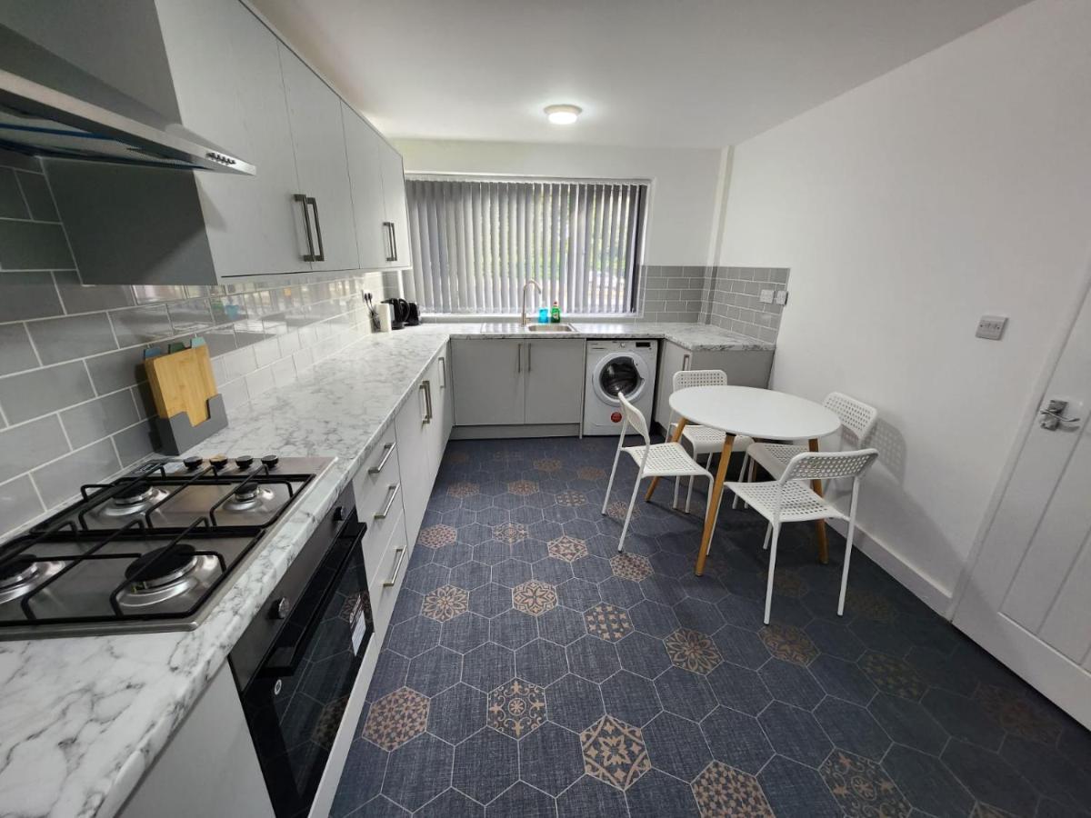 4 Bedroom 2 Bathroom Shared House - Near Bhx And Nec 버밍엄 외부 사진