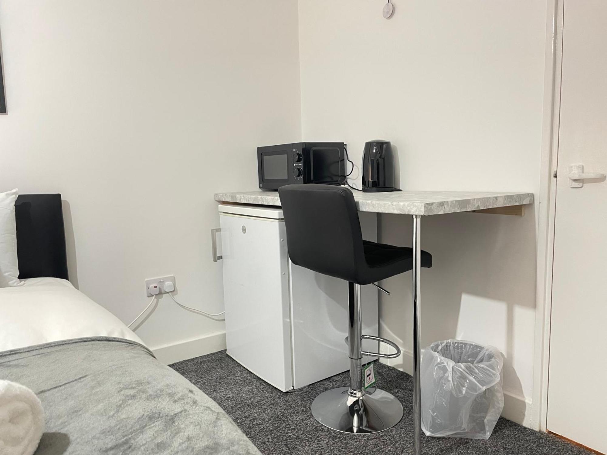 4 Bedroom 2 Bathroom Shared House - Near Bhx And Nec 버밍엄 외부 사진