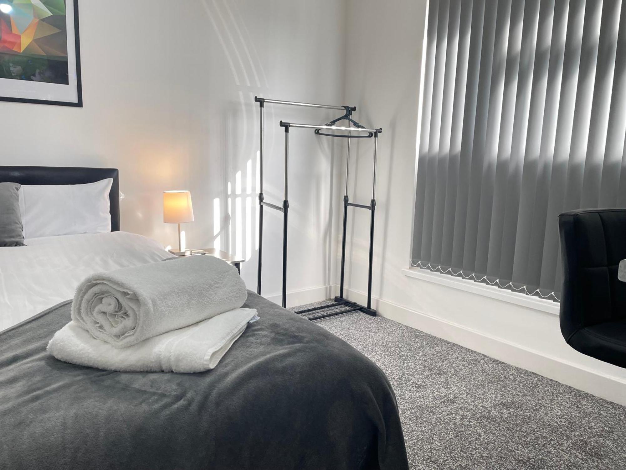 4 Bedroom 2 Bathroom Shared House - Near Bhx And Nec 버밍엄 외부 사진