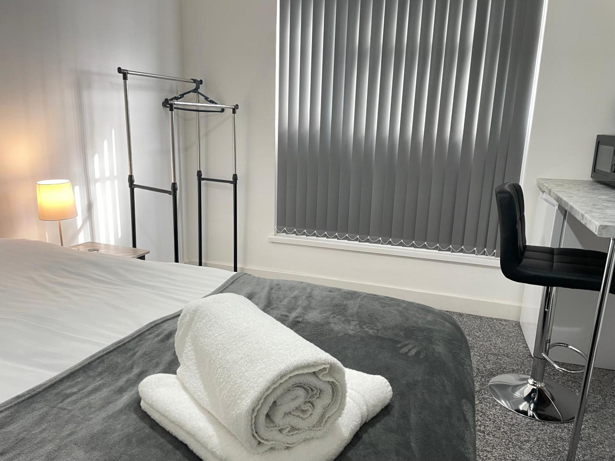 4 Bedroom 2 Bathroom Shared House - Near Bhx And Nec 버밍엄 외부 사진